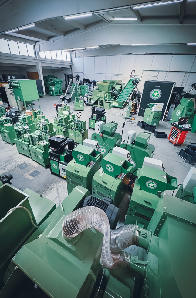 Abholung und Vorführung aller Recyclingmaschinen und Zubehör in Heilbronn! Volle Industriehalle mit fertigen und abholbereiten JOSAN Recyclingmaschinen vor Ort in Heilbronn!